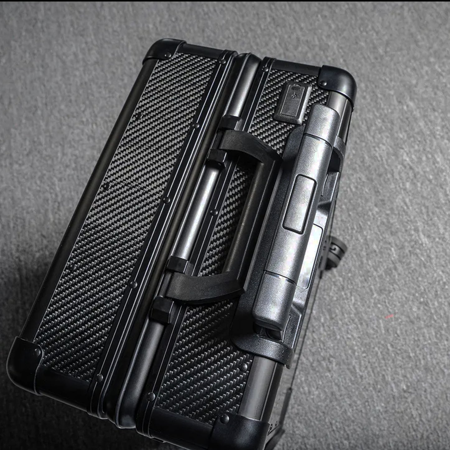 CARBON FIBER ROLLING SUITCASE(CARRY-ON)