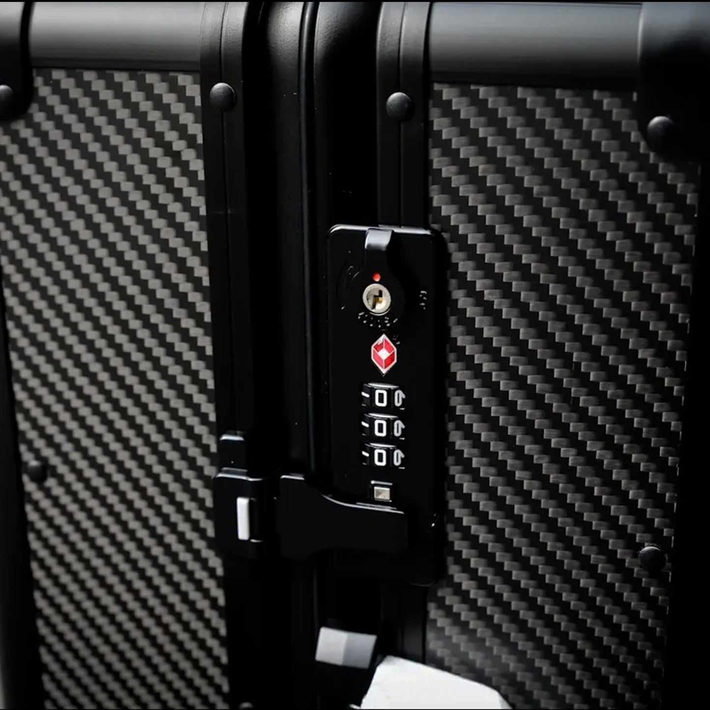 CARBON FIBER ROLLING SUITCASE(CARRY-ON)